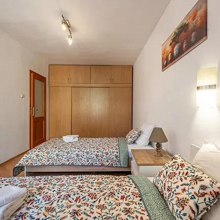 Location 2 Bedroom Next To The * Varna