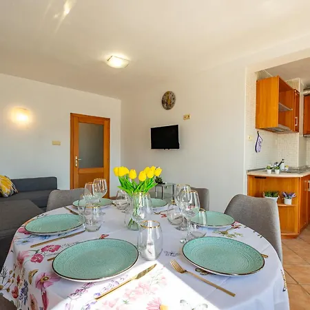 Location 2 Bedroom Next To The Varna