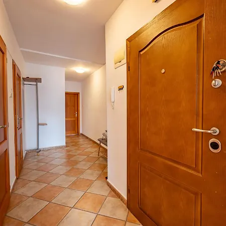 Location 2 Bedroom Next To The * וארנה