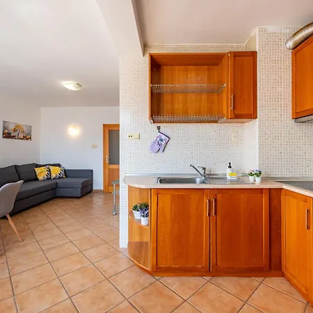 Location 2 Bedroom Next To The * וארנה