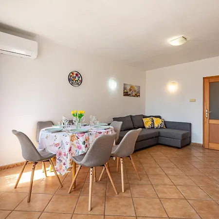 Location 2 Bedroom Next To The * Varna