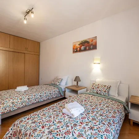 Location 2 Bedroom Next To The Apartment Varna
